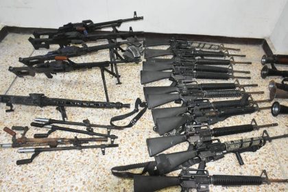 الداخلية: اعتقال متهمين اثنين وضبط أسلحة وأموال عائدة الى المتهم المكنى "ابو درع"