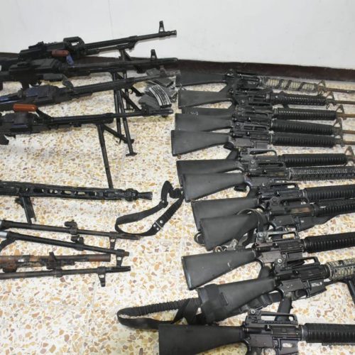 الداخلية: اعتقال متهمين اثنين وضبط أسلحة وأموال عائدة الى المتهم المكنى "ابو درع"