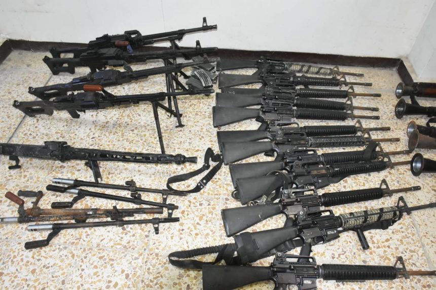 الداخلية: اعتقال متهمين اثنين وضبط أسلحة وأموال عائدة الى المتهم المكنى "ابو درع"