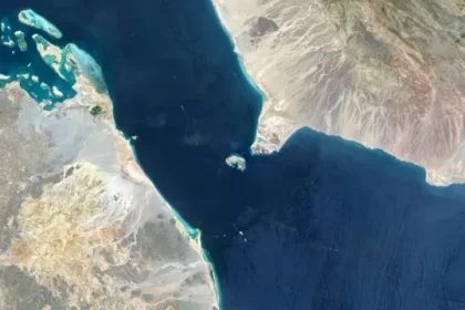 برلماني إيراني: اليمنيون يترقبون إغلاق مضيق باب المندب