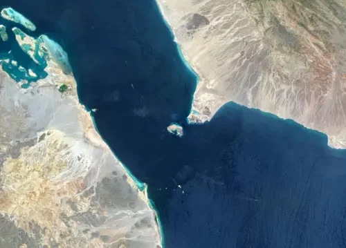 برلماني إيراني: اليمنيون يترقبون إغلاق مضيق باب المندب