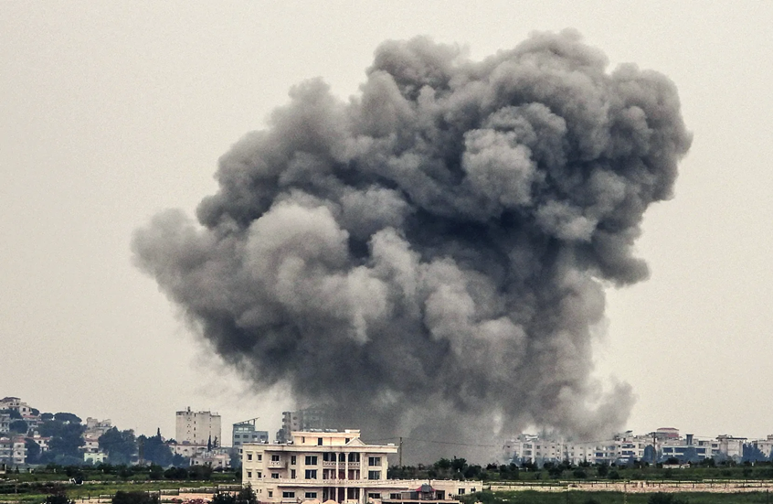 إصابة مركبة عسكرية واندلاع حرائق في الجليل الغربي بعد إطلاق صواريخ ومسيرة من لبنان