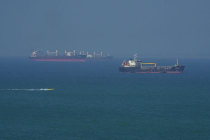 هيئة بحرية: بلاغ عن اقتراب قاربين من سفينة شحن جنوب غرب المكلا في اليمن