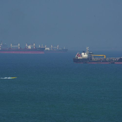 هيئة بحرية: بلاغ عن اقتراب قاربين من سفينة شحن جنوب غرب المكلا في اليمن