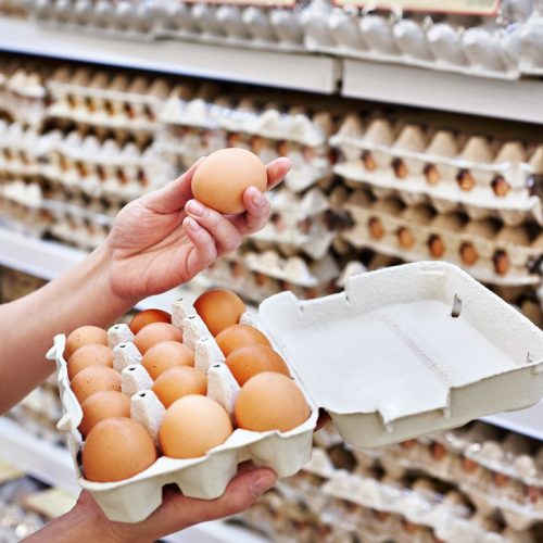 المجلس الوزاري للاقتصاد يقرر رفع المنع عن استيراد بيض المائدة