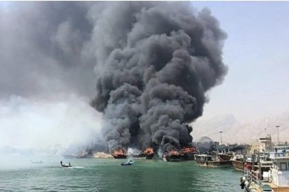 إعلام إيراني: اندلاع حريق في سفينتين تجاريتين بميناء دير جنوب إيران