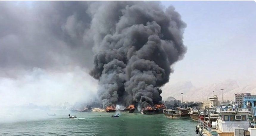 إعلام إيراني: اندلاع حريق في سفينتين تجاريتين بميناء دير جنوب إيران