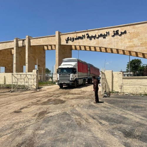 الجمارك تعلن دخول أولى ثلاث شحنات تجارية عبر منفذ ربيعة الحدودي من الجانب السوري