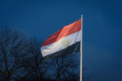 القاهرة تحذر من التصعيد وتؤكد التضامن الكامل مع الإمارات
