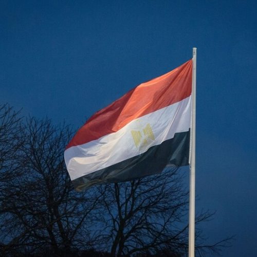 القاهرة تحذر من التصعيد وتؤكد التضامن الكامل مع الإمارات