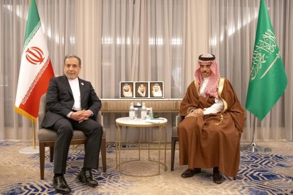 وزيرا خارجية إيران والسعودية يؤكدان على استمرار الدبلوماسية وتعاون دول المنطقة لمنع التصعيد