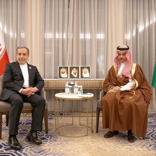 وزيرا خارجية إيران والسعودية يؤكدان على استمرار الدبلوماسية وتعاون دول المنطقة لمنع التصعيد