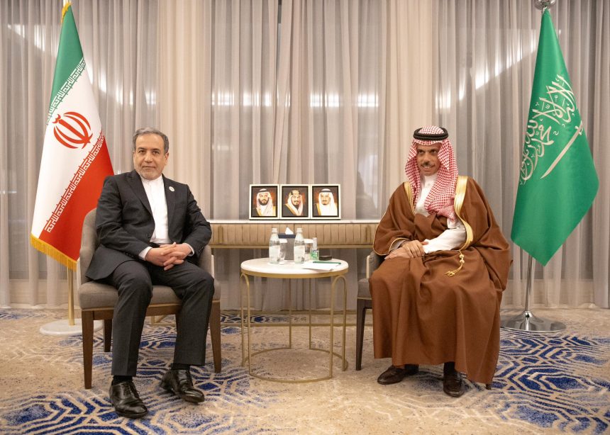 وزيرا خارجية إيران والسعودية يؤكدان على استمرار الدبلوماسية وتعاون دول المنطقة لمنع التصعيد