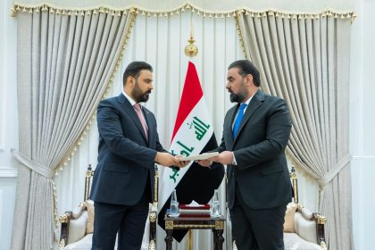 رئيس الوزراء المكلف يقدم المنهاج الوزاري إلى رئيس مجلس النواب