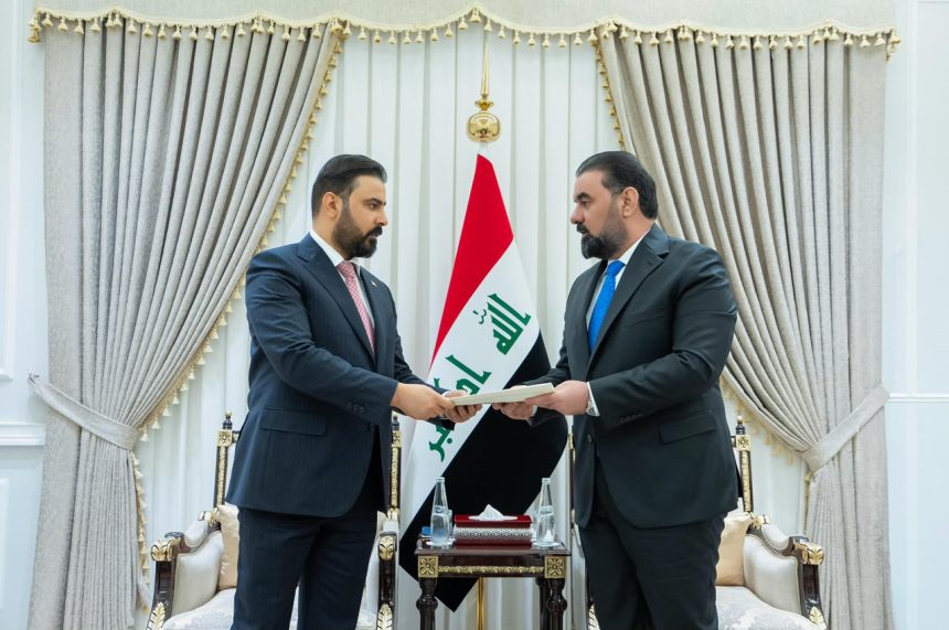 رئيس الوزراء المكلف يقدم المنهاج الوزاري إلى رئيس مجلس النواب