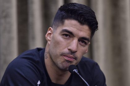 لويس سواريز يفتح باب العودة إلى منتخب أوروغواي للمشاركة في كأس العالم