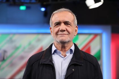 الرئيس الإيراني يهنئ رئيس مجلس الوزراء علي الزيدي بنيل حكومته ثقة البرلمان