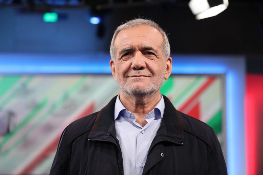 الرئيس الإيراني يهنئ رئيس مجلس الوزراء علي الزيدي بنيل حكومته ثقة البرلمان