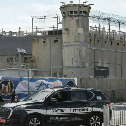 إعلام عبري: بن غفير يحول السجون إلى "معسكرات إذلال" للأسرى الفلسطينيين