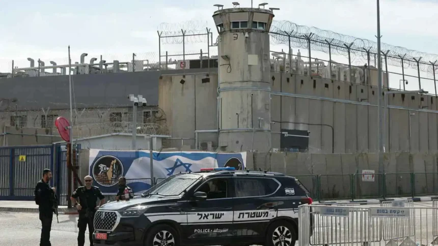 إعلام عبري: بن غفير يحول السجون إلى "معسكرات إذلال" للأسرى الفلسطينيين