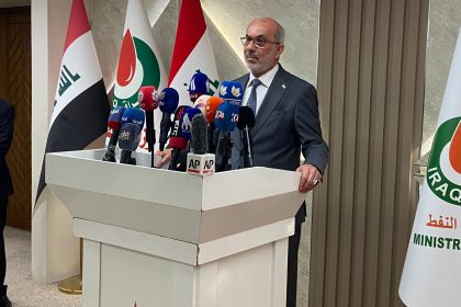وزير النفط باسم محمد خضير يتسلم مهام عمله رسمياً في مقر الوزارة ببغداد