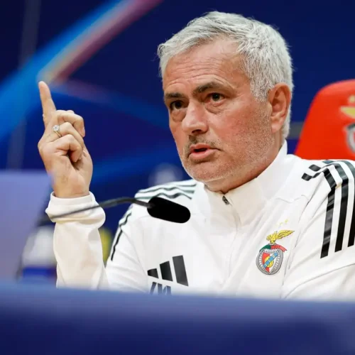 مورينيو يبلغ بنفيكا برحيله للتوقيع مع ريال مدريد