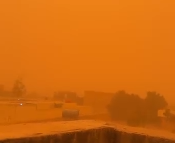 العاصفة الترابية تدخل أجواء العراق