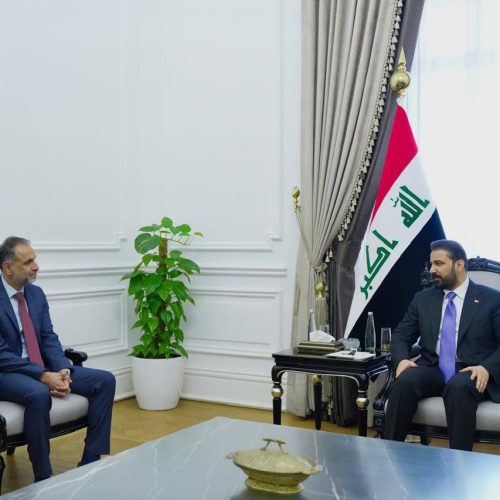 الزيدي والسفير البريطاني يؤكدان أهمية تضافر الجهود الإقليمية والدولية لتخفيف حدة التوتر