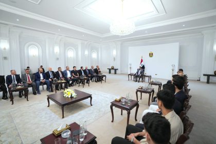 الزيدي يؤكد حرص الحكومة والتزامها بتقديم الدعم الكامل إلى المنتخب الكروي
