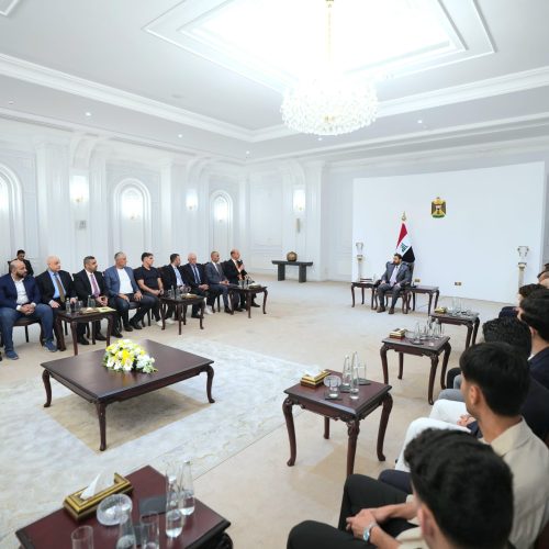 الزيدي يؤكد حرص الحكومة والتزامها بتقديم الدعم الكامل إلى المنتخب الكروي