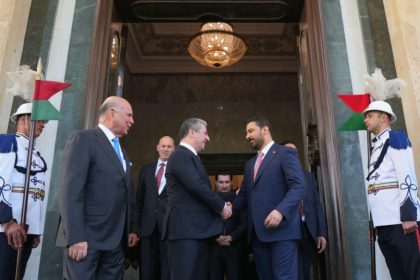 الزيدي يؤكد لبارزاني حرص الحكومة على التعاون مع الإقليم لحل القضايا الفنية