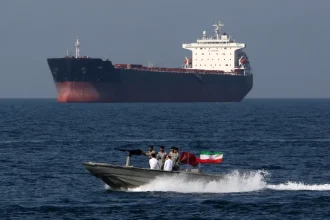 إحداهما تحمل نفطاً عراقياً.. إيران تسمح بمرور ناقلتي نفط وغاز بعد أن ظلتا عالقتين 3 أشهر في هرمز
