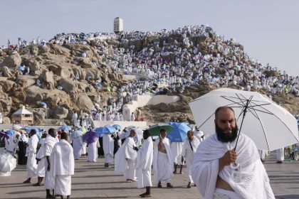 توافد الحجاج إلى منى إيذانًا ببدء مناسك الحج