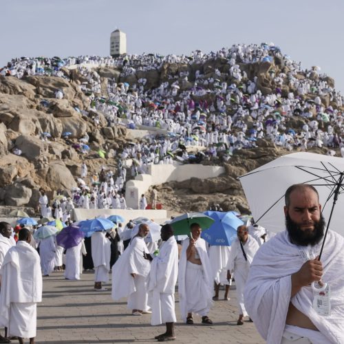 توافد الحجاج إلى منى إيذانًا ببدء مناسك الحج