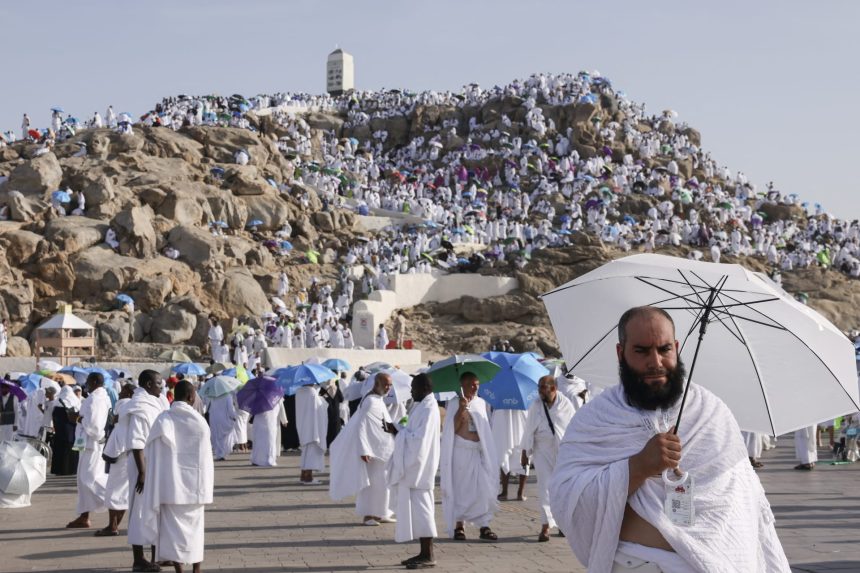 توافد الحجاج إلى منى إيذانًا ببدء مناسك الحج