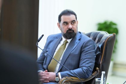 رئيس البرلمان يدعو الحكومة للإسراع بإرسال مشروع قانون رواتب موظَّفي الدولة والقطاع العام