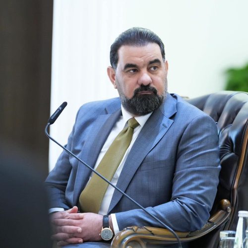 رئيس البرلمان يدعو الحكومة للإسراع بإرسال مشروع قانون رواتب موظَّفي الدولة والقطاع العام