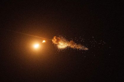 ‏وكالة فارس الإيرانية: سماع دوي انفجارات قرب سيريك وجاسك في المياه الإقليمية