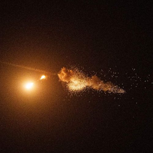 ‏وكالة فارس الإيرانية: سماع دوي انفجارات قرب سيريك وجاسك في المياه الإقليمية