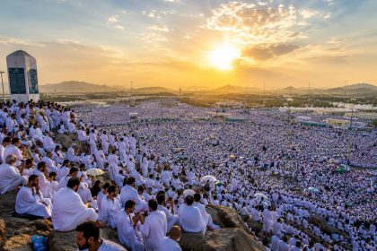 توافد الحجاج إلى صعيد عرفات لأداء الركن الأعظم من الحج