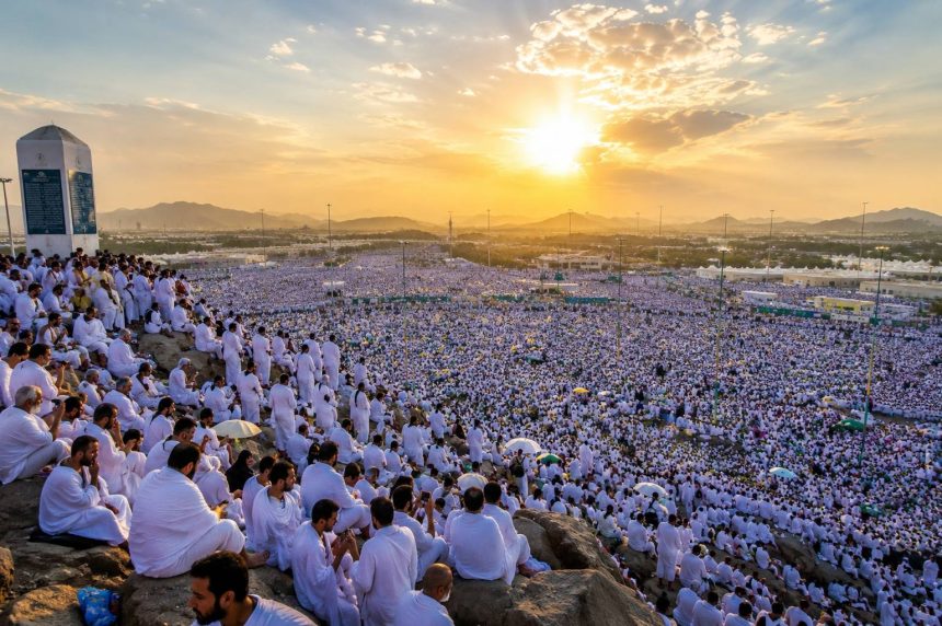 توافد الحجاج إلى صعيد عرفات لأداء الركن الأعظم من الحج