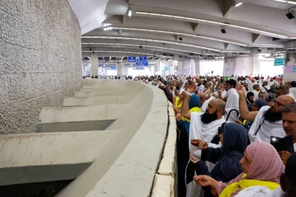 الحجاج يرمون جمرة العقبة الكبرى مع اقتراب ختام مناسك الحج
