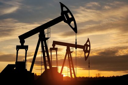 النفط يهبط قليلا وسط آمال في اتفاق بين أميركا وإيران
