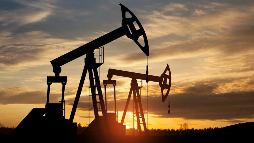 النفط يهبط قليلا وسط آمال في اتفاق بين أميركا وإيران