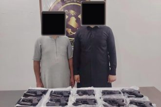 الإطاحة بتاجري أسلحة غير مرخصة وبحوزتهما 19 مسدساً في الانبار