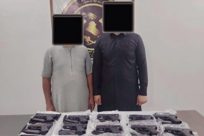 الإطاحة بتاجري أسلحة غير مرخصة وبحوزتهما 19 مسدساً في الانبار