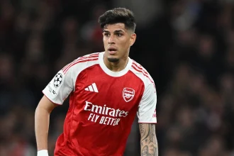 بديل باستوني.. برشلونة يستهدف صخرة آرسنال