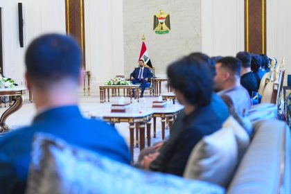 الزيدي يؤكد حرص الحكومة على دعم الشباب ويصفهم بالركيزة الأساسية في بناء مستقبل البلاد