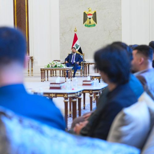 الزيدي يؤكد حرص الحكومة على دعم الشباب ويصفهم بالركيزة الأساسية في بناء مستقبل البلاد