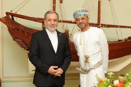 عُمان عن اتصال وزير خارجيتها مع نظيره الإيراني: ملتزمان بضمان حرية الملاحة في مضيق هرمز